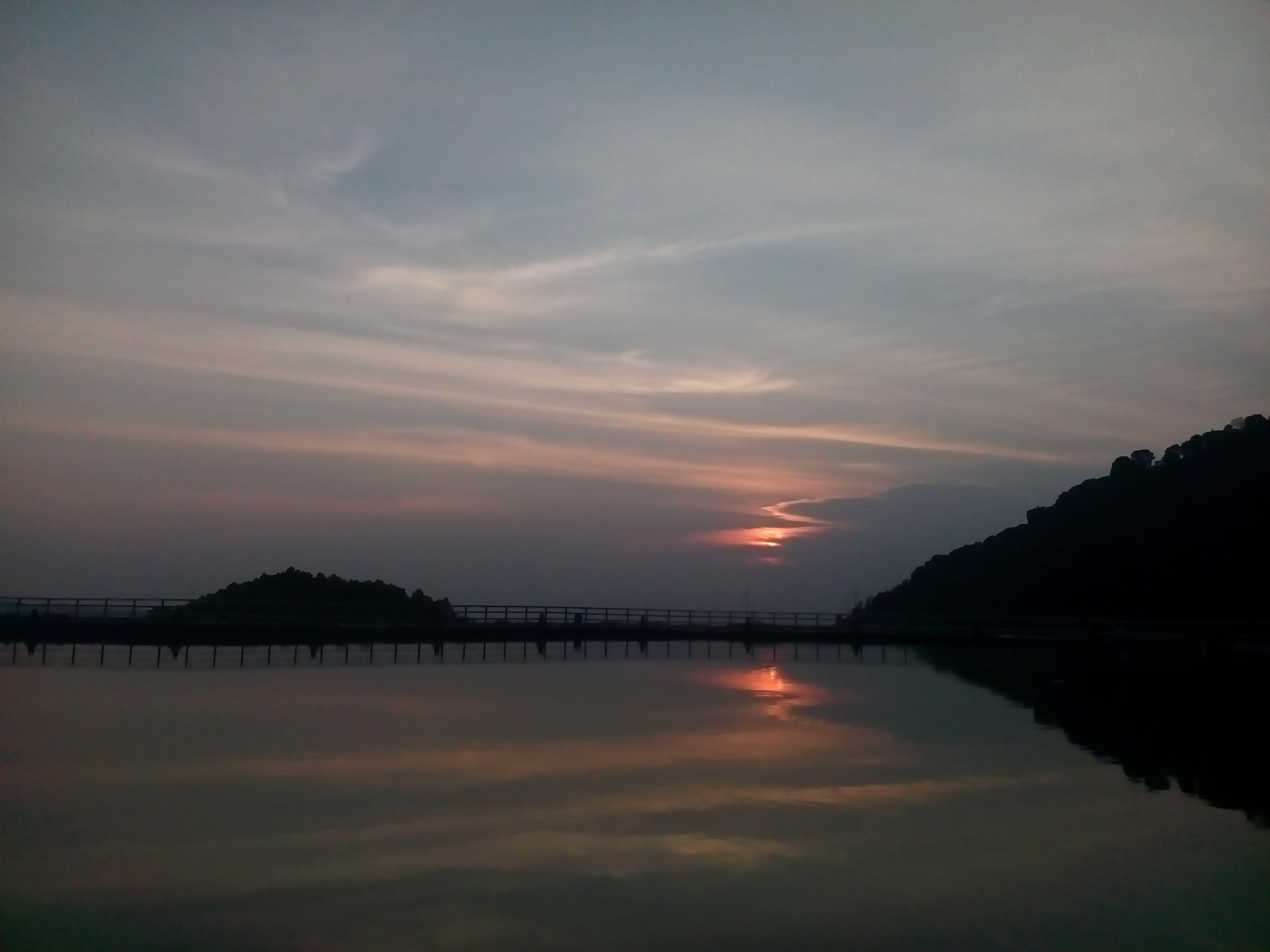 â€œMenangkapâ€ Senja di Embung Nglanggeran