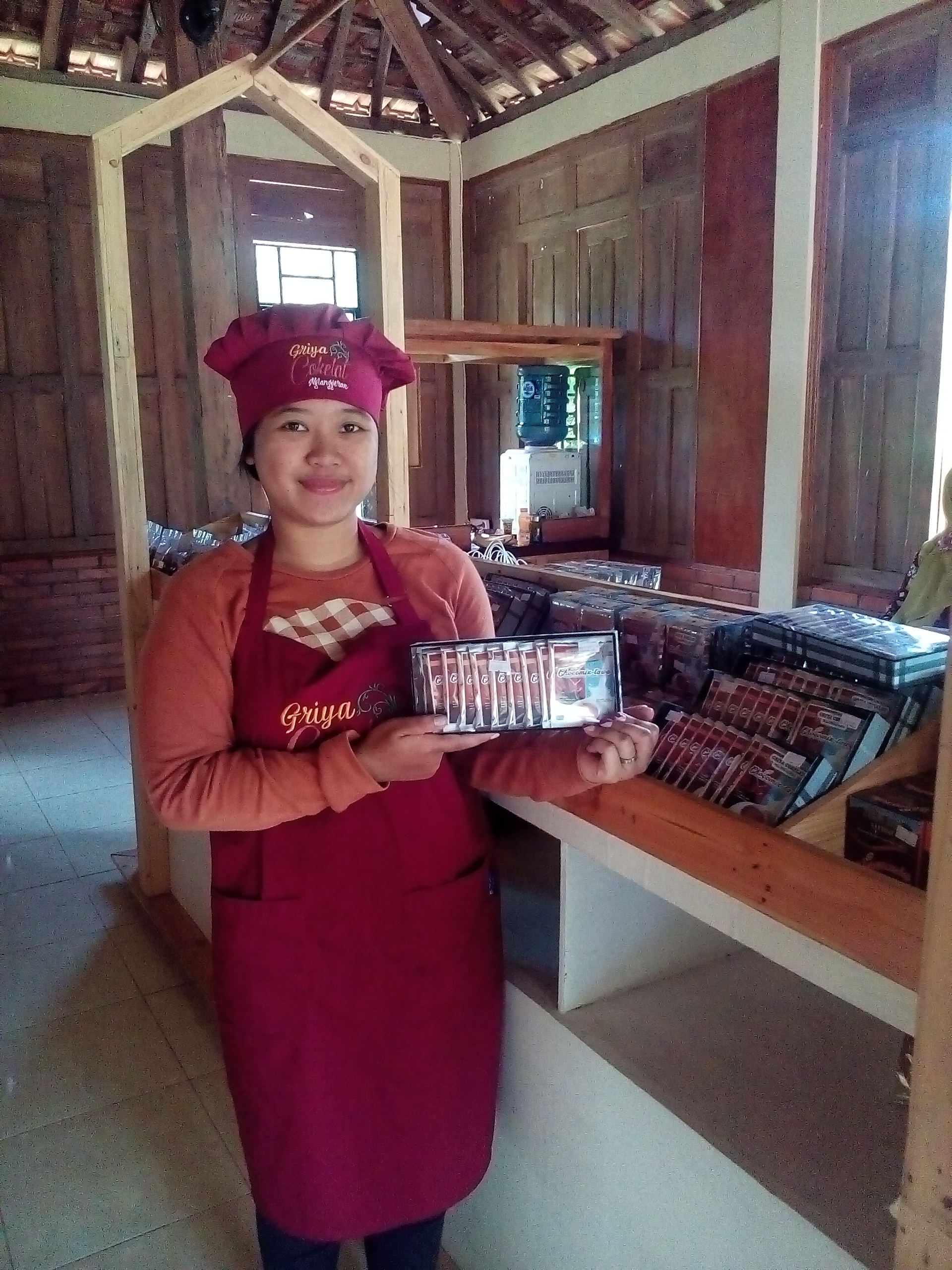 MENCICIPI MINUMAN COKELAT ASLI BUATAN GRIYA COKELAT DESA WISATA NGLANGGERAN