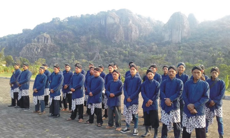 Pengelola Desa Wisata menggunakan Seragam Jawa, melestarikan budaya dan juga menjadi atraksi wisata