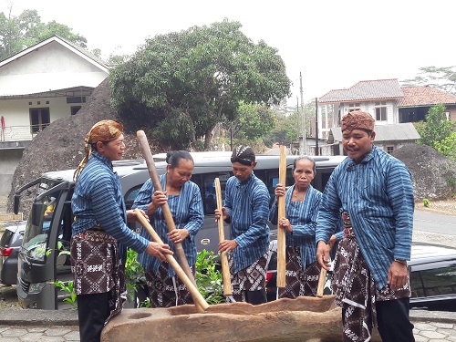 Semangat Muda Para Pemain Kesenian Gejog Lesung
