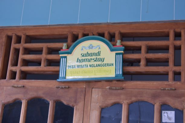 Papan Nama Homestay, Si Kecil Berciri Khas
