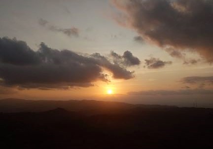 Sesuatu diantara Matahari Terbenam di Langit Nglanggeran, Senyuman Itu, dan Aku. (Nglanggeranku, Kisahku.)
