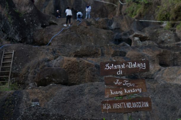 Trekking Penuh Semangat Menuju Air Terjun Kedung Kandang.