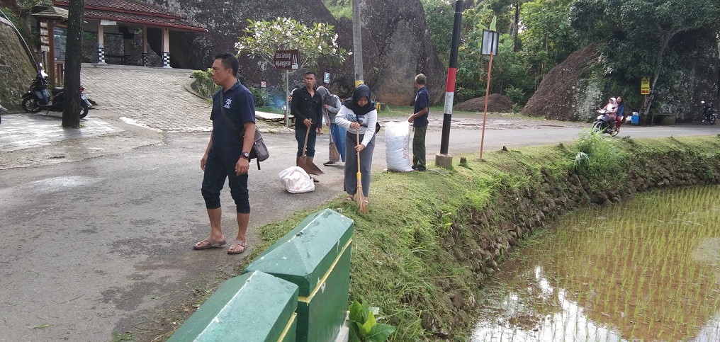 Budayakan Kebersihan, Pokdarwis Ajak Mahasiswa Pemagang Lakukan Aksi Bersih di Kawasan Ekowisata Gunung Api Purba