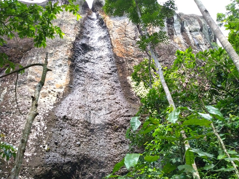 Air Terjun Tersembunyi di Gunung Api Purba