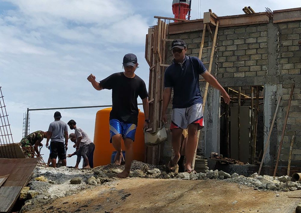 Pemasangan lampu disepanjang jalan menuju Kampung Pitu