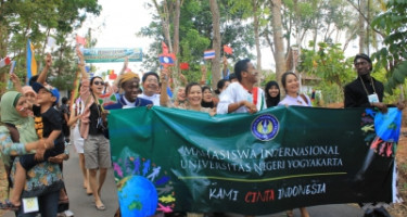 Mahasiswa Internasional UNY Semarakkan Kirab Budaya Nglanggeran