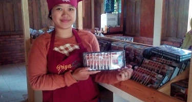 MENCICIPI MINUMAN COKELAT ASLI BUATAN GRIYA COKELAT DESA WISATA NGLANGGERAN