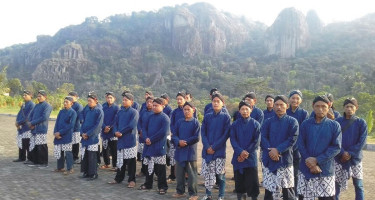 Pengelola Desa Wisata menggunakan Seragam Jawa, melestarikan budaya dan juga menjadi atraksi wisata