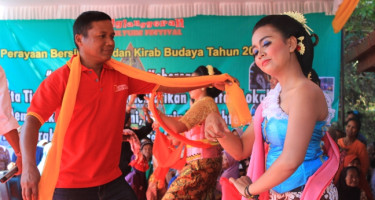 Kesenian TAYUB dalam acara Festival Kirab Budaya di Nglanggeran
