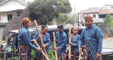 Semangat Muda Para Pemain Kesenian Gejog Lesung  