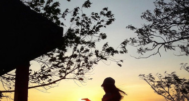 Suguhan Keindahan Sunset di Puncak Gunung Api Purba Nglanggeran