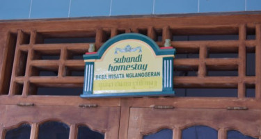 Papan Nama Homestay, Si Kecil Berciri Khas