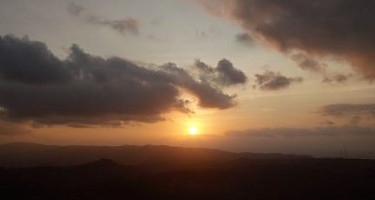 Sesuatu diantara Matahari Terbenam di Langit Nglanggeran, Senyuman Itu, dan Aku. (Nglanggeranku, Kisahku.)