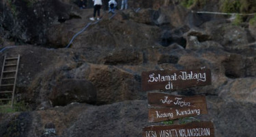 Trekking Penuh Semangat Menuju Air Terjun Kedung Kandang.
