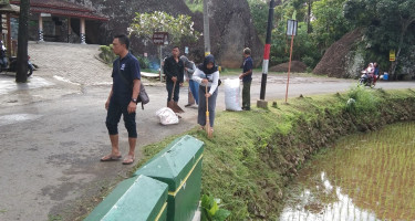 Budayakan Kebersihan, Pokdarwis Ajak Mahasiswa Pemagang Lakukan Aksi Bersih di Kawasan Ekowisata Gunung Api Purba