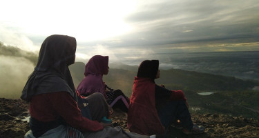 Indahnya Sunrise di Puncak Gunung Gedhe Nglanggeran