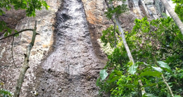 Air Terjun Tersembunyi di Gunung Api Purba
