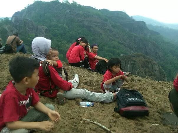 Menikmati Puncak Gunung Gedhe