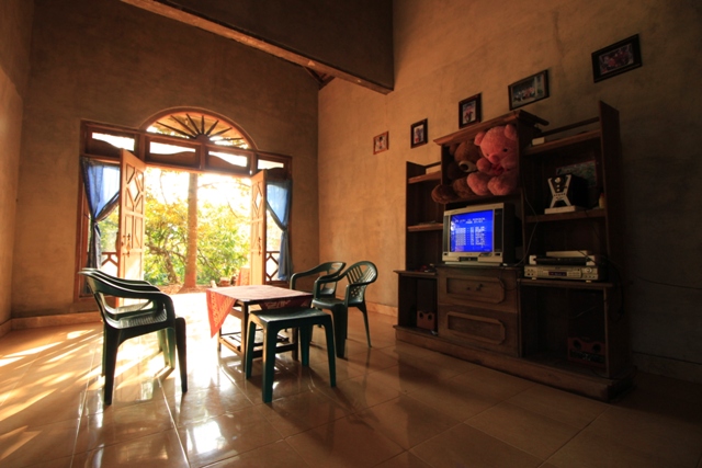 Ruang TV, tempat menikmati momen keluarga bersama induk semang setelah makan malam bersama.