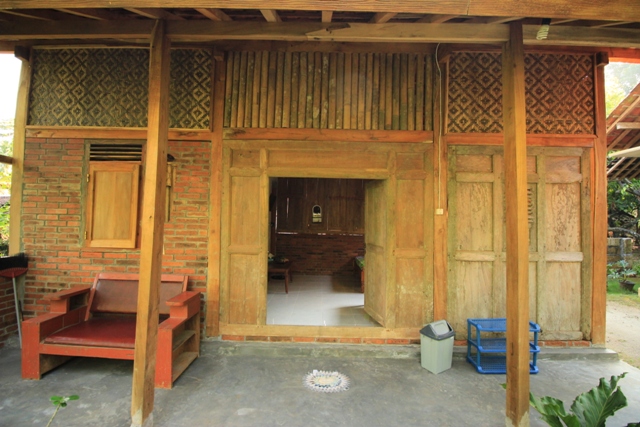 Bersantai diserambi homestay sambil menikmati kicauan burung dipagi hari membuat semakin nyaman liburan anda