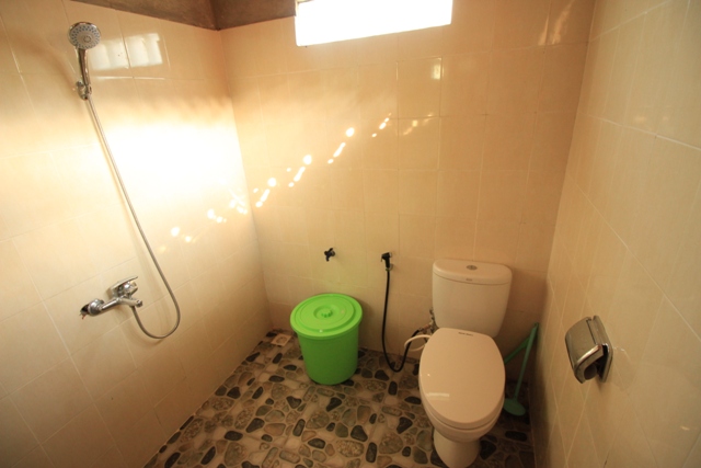 Kamar Mandi sebagian kecil dilengkapi dengan Shower sebagai opsi bagi wisatawan asing yang tidak terbiasa menggunakan gayung.
