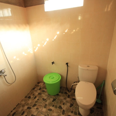 Kamar Mandi sebagian kecil dilengkapi dengan Shower sebagai opsi bagi wisatawan asing yang tidak terbiasa menggunakan gayung.