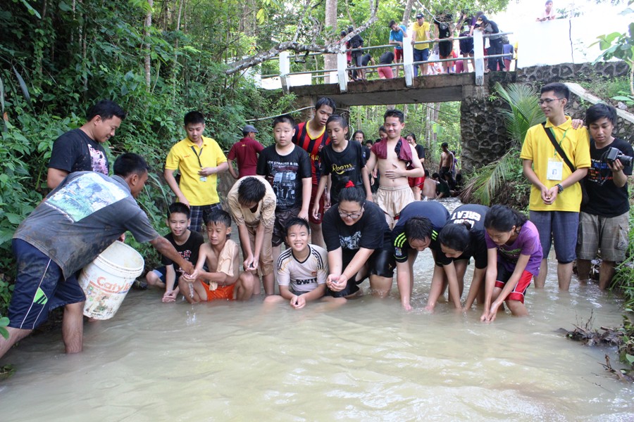 Melepas Ikan di Sungai bentuk aksi Cinta Lingkungan